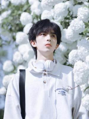 吃面的兩個男人