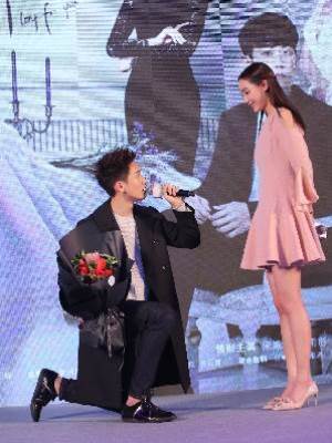 人群將我們逼為情侶